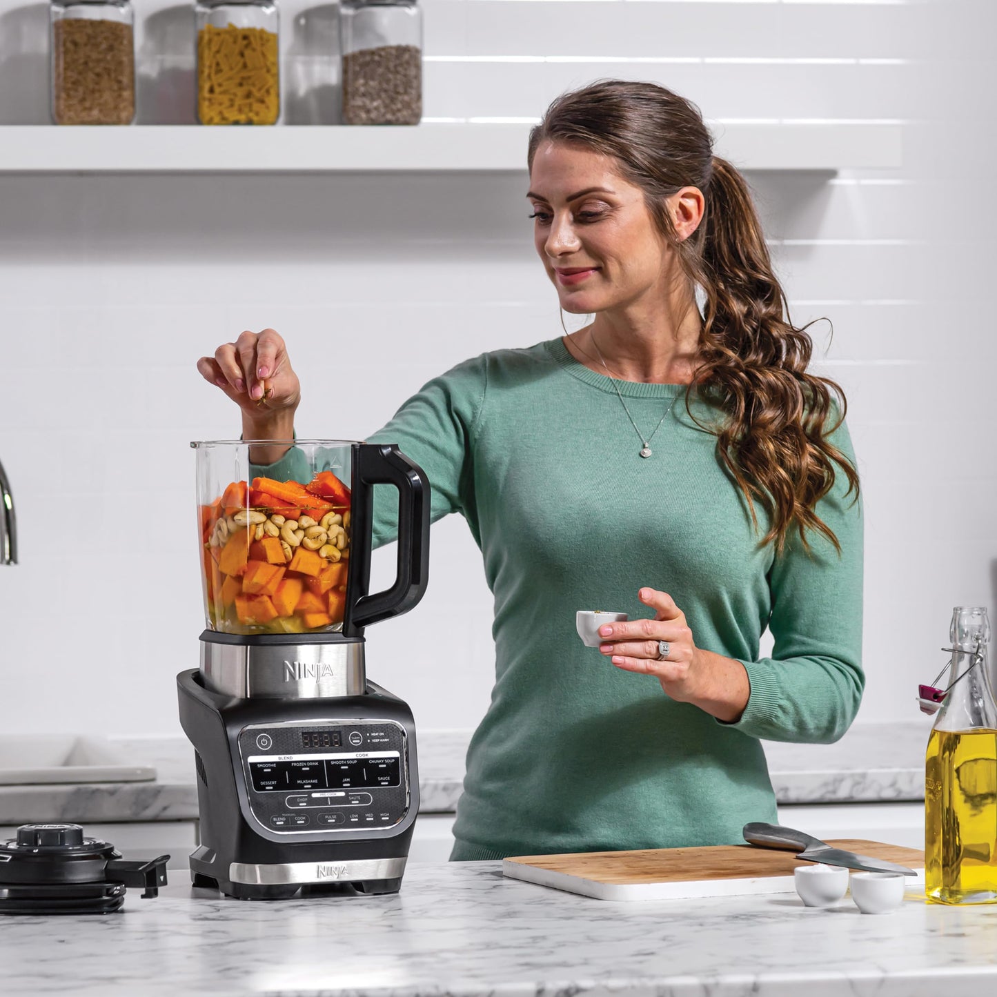 Ninja Foodi Mixer & Suppenbereiter, 10 Auto-iQ-Programme, 1,7L Glaskrug, heißer & kalter Mixer, integriertes Heizelement, Stampfer, Reinigungsprogramm & Bürste, 1000W, Schwarz HB150EU