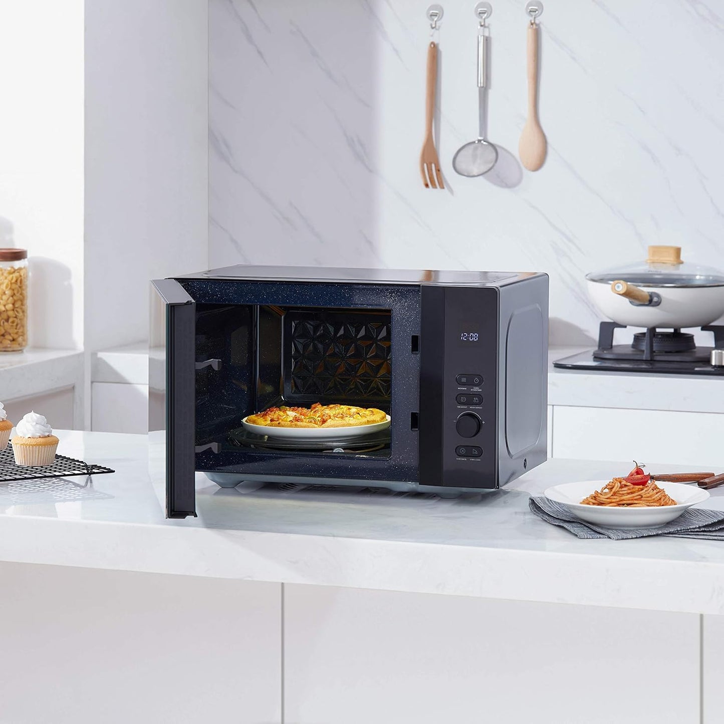 Toshiba MV-AM20T(BK) Mikrowelle/Solo-Mikrowelle/ 20 L/ 800 W/ 5 Leistungsstufen/ 12 Automatikprogramme/Emaille Innenraum/einfach zu reinigen/Auftaufunktion/Glasdrehteller (24,5 cm) /Schwarz