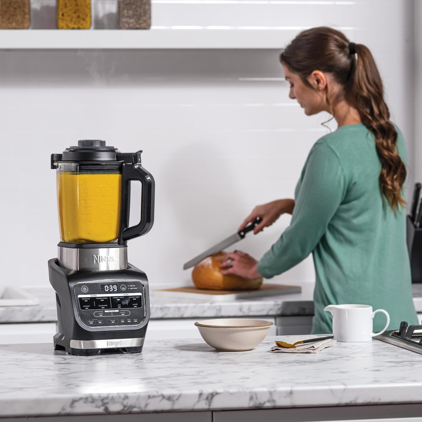 Ninja Foodi Mixer & Suppenbereiter, 10 Auto-iQ-Programme, 1,7L Glaskrug, heißer & kalter Mixer, integriertes Heizelement, Stampfer, Reinigungsprogramm & Bürste, 1000W, Schwarz HB150EU